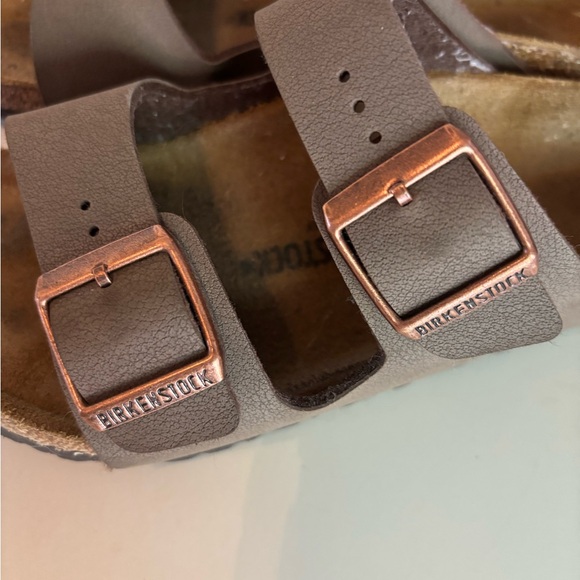 Youth-Birkenstock Sandals with Contoured Footbed and Metal Buckles
Tan color - Picture 5 of 6